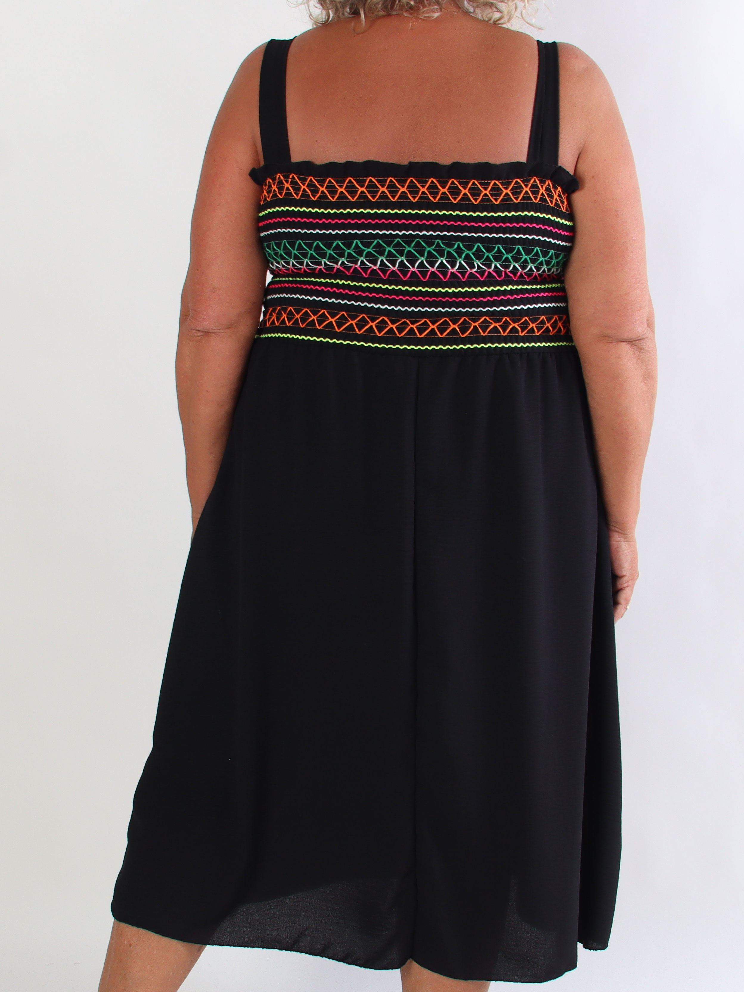 Aniel - Plus size sommerkjole i viskose med smock over brystet pyntet med farvede tråde